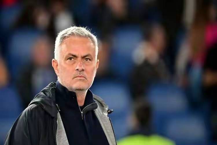 4连胜+0失球+1分紧咬榜首！穆帅大巴被嘲过时？他用铁血改写潮水太燃了